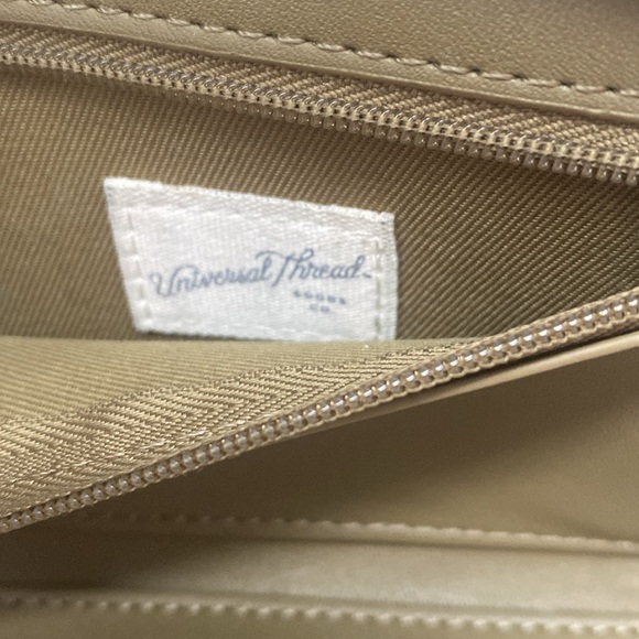 Universal Thread Green Wallet - Picture 6 of 6